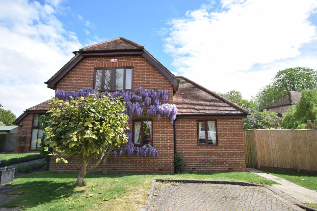 Wisteria Way, Tangmere エクステリア 写真